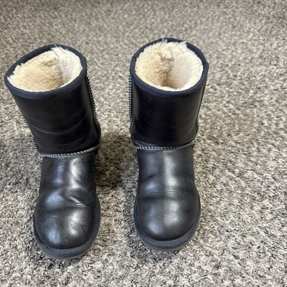 UGG Women’s Classic Short Black Leather Winter Boot Size US 6 Shearling Lined - Picture 2 of 7